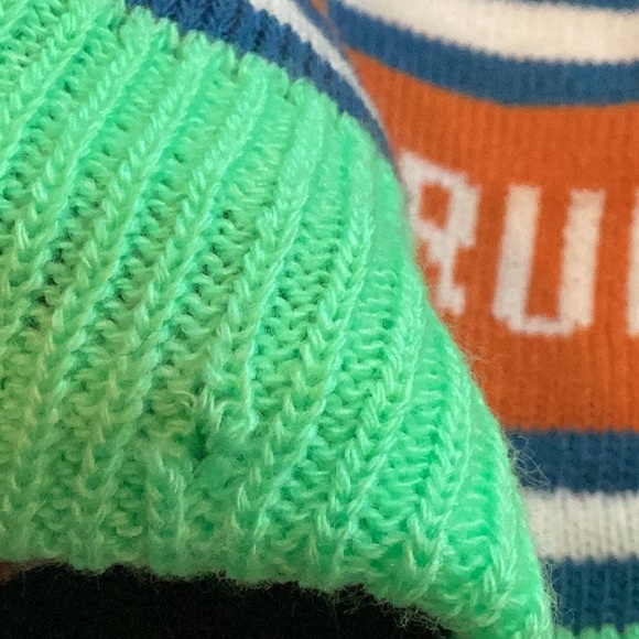 NWT Brooks Heritage Pom Beanie - Picture 3 of 4